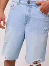 Bermuda de jean celeste con roturas y terminación desflecada.