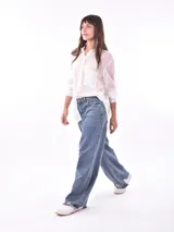 Camisa blanca traslúcida con rayas verticales doradas, de corte holgado, manga 3/4 y bolsillo en el pecho.