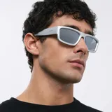Gafas de sol plateadas con montura rectangular y diseño envolvente. Lentes polarizadas alemanas con protección UV400, recubrimiento anti-scratch y superhidrofóbico.