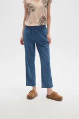 Pantalón de jean celeste, de corte recto y tiro medio, con bolsillos delanteros y traseros.