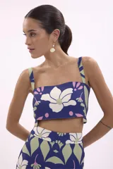 Crop top con estampado floral en tonos azul, blanco, verde y rosa.