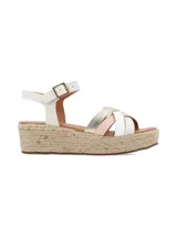 Sandalias con plataforma de yute, tiras cruzadas en colores blanco, rosa y dorado, y pulsera al tobillo con hebilla.