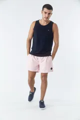 Short de baño celeste liso, con cintura elástica ajustable con cordón negro, dos bolsillos delanteros y uno trasero.