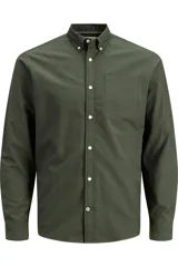 Camisa de manga larga color verde militar, confeccionada en tejido Oxford 100% algodón. Tiene cuello abotonado, cierre con botones y un bolsillo en el pecho. Corte slim fit.