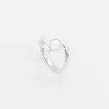 Anillo de plata 925 con dije circular de nácar.