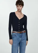 Camiseta azul marino de lyocell con cuello pico, cierre de botones en la parte delantera y manga larga.