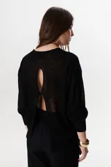 Sweater beige de tejido fino y mangas largas.