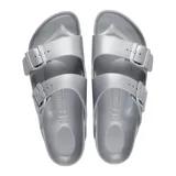 Sandalias Birkenstock Arizona EVA plateadas, con dos correas ajustables con hebillas metálicas.