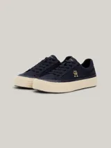 Zapatillas Tommy Hilfiger de lino orgánico color azul marino, con suela de goma color crema y logo TH bordado en dorado.