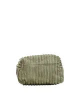 Clutch color verde oliva de pana con cierre de cremallera y forro de poliéster.