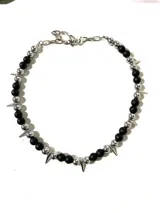 Gargantilla de acero quirúrgico inoxidable con piedras volcánicas negras, perlas de hematita plateadas y púas de metal plateadas.