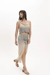 Blusa de tirantes con escote drapeado y estampado difuminado en tonos grises y beige.