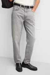 Pantalón de jean celeste de corte slim fit y tapered, con cinco bolsillos, efecto lavado y cierre frontal con cremallera y botón.