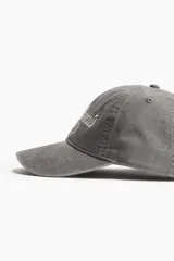 Gorra de algodón color gris con visera curva y bordado frontal con la inscripción "Le Marais" en color blanco.