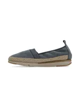 Slip-on plateado con textura de piel de serpiente, elástico lateral y suela de yute.