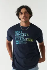 Remera blanca de algodón con estampado frontal de texto en azul y naranja. Corte clásico y cuello redondo.