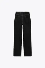 Pantalón de jean negro de tiro alto, corte slim y largo hasta el tobillo.