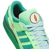 Championes Adidas Forum 84 Low, edición especial The Simpsons (Kang & Kodos), color verde con detalles en verde oscuro y naranja. Fabricados en cuero, con suela de caucho y forro textil. Incluyen gráficos temáticos en la lengüeta.