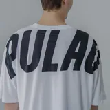 Remera blanca de algodón, corte boxy y espalda estampada.