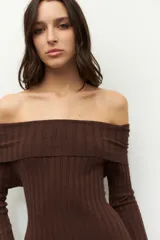 Vestido largo negro de tejido de punto acanalado, con escote strapless, corte ajustado y mangas largas acampanadas.