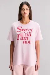 Remera rosa de algodón con cuello redondo y mangas cortas. Estampado frontal con la frase "Sweet 'till I am not." y un dibujo de una frambuesa.
