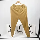 Pantalón de jogging color mostaza de algodón sin felpa, con cintura elástica ajustable con cordón, bolsillos laterales y puños elásticos en los tobillos.