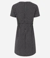 Vestido corto negro con estampado geométrico en color crema, de corte recto, manga corta y cuello redondo. Incluye cinturón fino del mismo tejido.