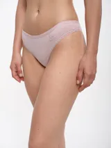 Colaless color visón con detalle de puntilla en los bordes y logo de la marca en el frente.