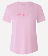 Remera deportiva de microfibra perforada color rosa, con cuello redondo, manga corta y estampado de íconos en el pecho.