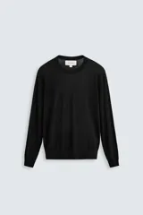 Jersey negro de lana y cashmere, de corte regular, cuello redondo y manga larga.