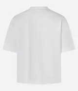 Blusa boxy de mangas cortas color blanco, confeccionada en algodón, con cuello redondo y bordado floral en el frente.