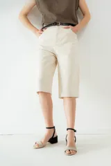 Cinturón delgado con estampado animal print y hebilla metálica dorada.