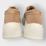 Zapatos náuticos color rosa con cordones y suela chunky blanca.