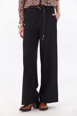 Pantalón negro de corte palazzo con pespuntes a contratono y lazo fino en la cintura.
