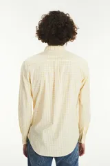 Camisa de algodón con estampado de cuadros en amarillo, de corte recto y con un bolsillo en el pecho.