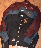Chaqueta de lana y cashmere con cuello mao, botones metálicos y bordado floral en el pecho.