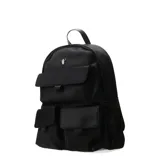 Mochila negra de tela con múltiples bolsillos frontales con solapa y cierre con broche. Tiene asa de mano y correas de hombro ajustables.