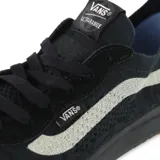 Championes Vans Ultrarange VR3 color negro con detalles en blanco. Capellada de tejido de una sola pieza con 50% de algodón orgánico, 36% de PET reciclado y 14% de nailon reciclado. Entresuela VR3Cush™ con 50% de espuma EVA biobasada y suela VR3Waffle™ de caucho natural regenerativo.