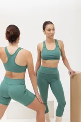 Calza deportiva larga color verde militar, de tiro alto y largo hasta el tobillo.