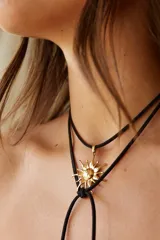 Dije de acero quirúrgico con forma de sol.