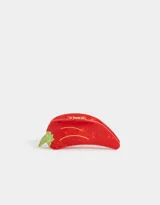 Broche para el pelo en forma de pimiento rojo con detalles en verde.