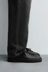 Zapatillas urbanas de cuero color blanco, con cordones y suela de goma con plataforma.