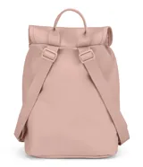 Mochila JanSport Highlands Mini Pack color rosa pálido con logo de la marca en el frente. Cuenta con un compartimento principal con cierre de solapa y un bolsillo frontal con cierre. Tiene asa de mano y correas ajustables para los hombros.