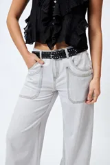 Pantalón de jean gris oscuro, tiro bajo, corte baggy y doble bolsillo.