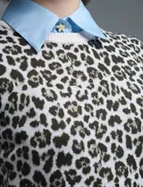 Buzo de tejido de punto con estampado animal print, cuello redondo y mangas cortas con ribete.