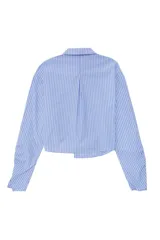 Camisa celeste a rayas verticales blancas, de popelina asimétrica y manga larga.