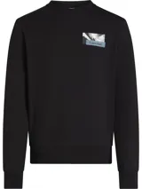 Buzo negro de algodón regenerado, cuello redondo, puños y dobladillo acanalados. Estampado en el pecho con una imagen de montañas y el logo de Calvin Klein.