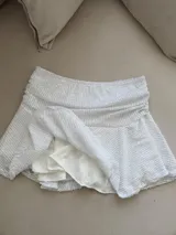 Minifalda blanca con lentejuelas, cintura elastizada y forro interior.