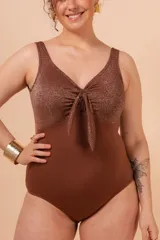 Malla entera marrón combinada, con nudo en el escote. Ofrece gran contención y cobertura del busto. Tiene bolsillo interno en el busto para colocar copa removible o prótesis externa. Confeccionada con tela que contiene fibra LYCRA® XTRA LIFE™.