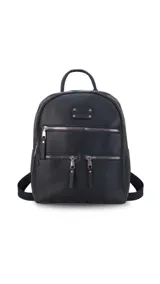 Mochila negra de símil cuero con apertura superior doble con cierres individuales. Bolsillos al frente con cierres metálicos, uno principal de mayor capacidad y dos pequeños. Correas largas a tono regulable con hebillas.